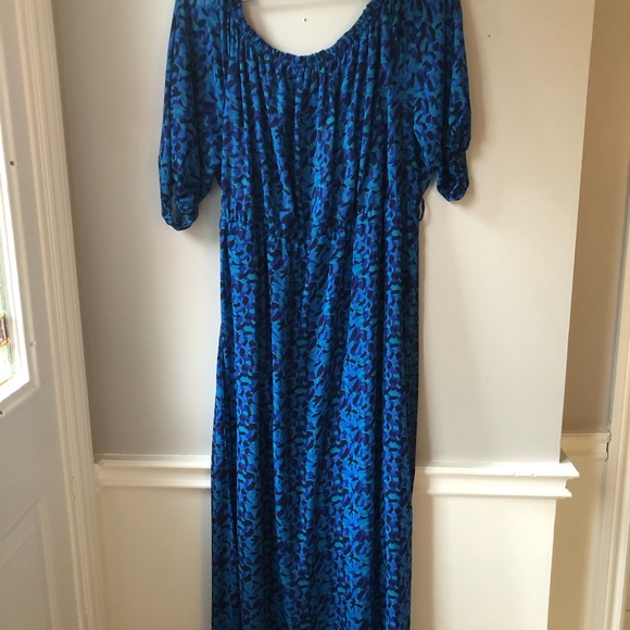 Blue patterned flowy plus sized maxi dress - Picture 2 of 4